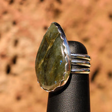 Load image into Gallery viewer, Labradorite Cabochon and Sterling Silver Ring (SSR 1026)
