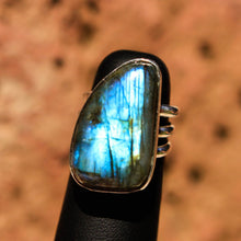 Load image into Gallery viewer, Labradorite Cabochon and Sterling Silver Ring (SSR 1027)